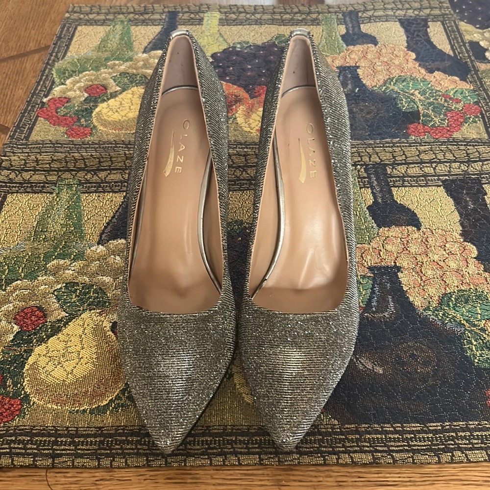Beautiful smoky gray heels with glitter, worn only once. in very good condition.